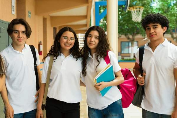 Estudiantes de Nexai Academy usando tecnología